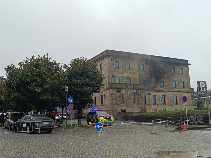 Archivo - Humo sale de la Comisaría de Santiago