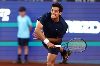 Tenis, Cristian Garin vs Sebastian Baez El tenista Crisitan Garin de Chile prepara el saque en contra de Sebastian Baez de Argentina por el ATP 250 de Santiago  2024 en el Club Deportivo San Carlos de Apoquindo en Santiago, Chile. 26/02/2026 Felipe
