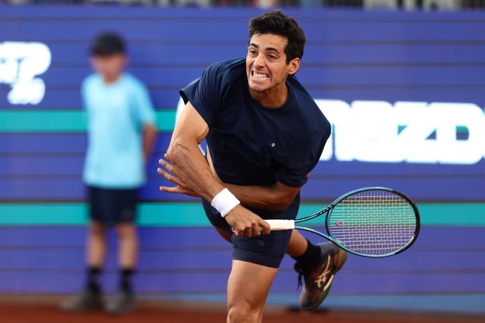Tenis, Cristian Garin vs Sebastian Baez El tenista Crisitan Garin de Chile prepara el saque en contra de Sebastian Baez de Argentina por el ATP 250 de Santiago  2024 en el Club Deportivo San Carlos de Apoquindo en Santiago, Chile. 26/02/2026 Felipe