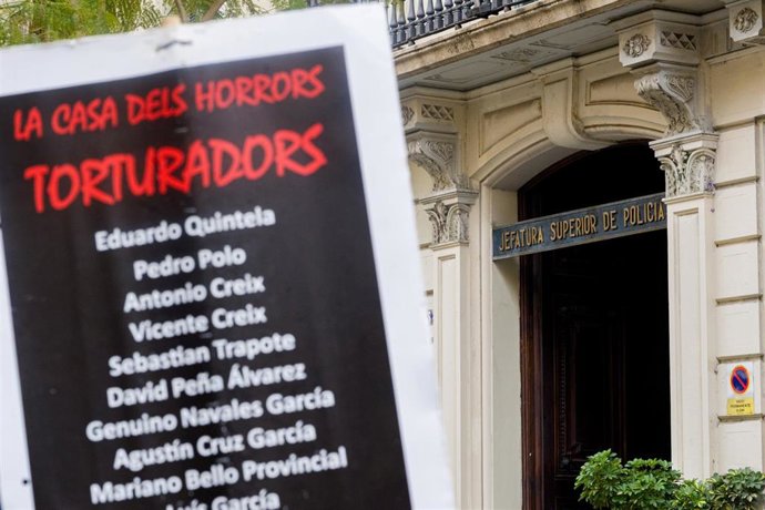 Archivo - Un cartel en una concentración convocada por ANC y Comissió de la Dignitat, frente a la Jefatura de Policía Nacional de Via Laietana.