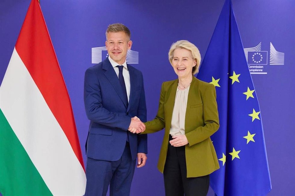 La presidenta de la Comisión Europea, Ursula von der Leyen, y el próximo primer ministro de Hungría, Péter Magyar, en una reunión en Bruselas. A 29 de abril de 2026.