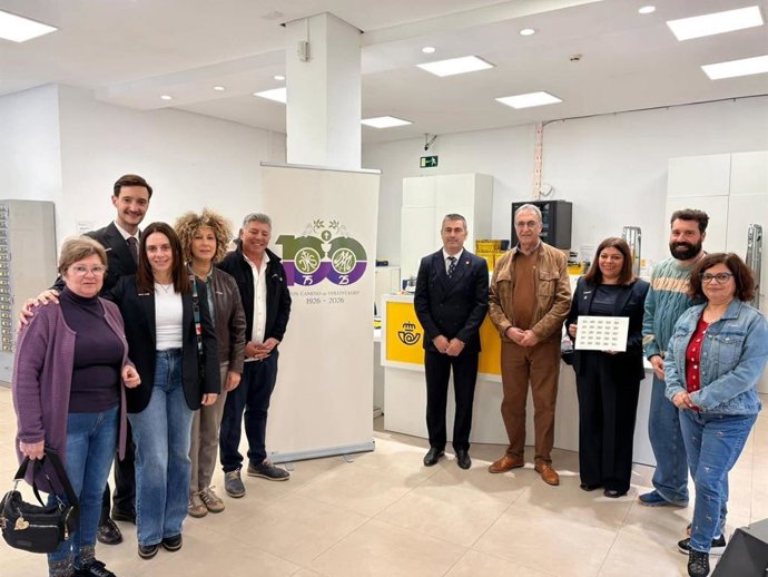 Representantes de Correos, del Ayuntamiento de Tarifa y de la Hermandad del Huerto de Tarifa en la presentación de un TuSello del centenario de la cofradía.