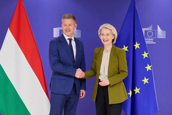 La presidenta de la Comisión Europea, Ursula von der Leyen, y el próximo primer ministro de Hungría, Péter Magyar, en una reunión en Bruselas. A 29 de abril de 2026.