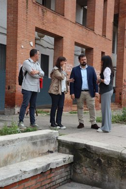 (Desde Izda.), Banderas, Fernández, Poyato Y González, En El Barrio De Moreras.