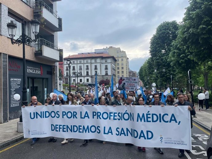 Concentración de médicos asturianos en Oviedo en defensa de la sanidad este miércoles.