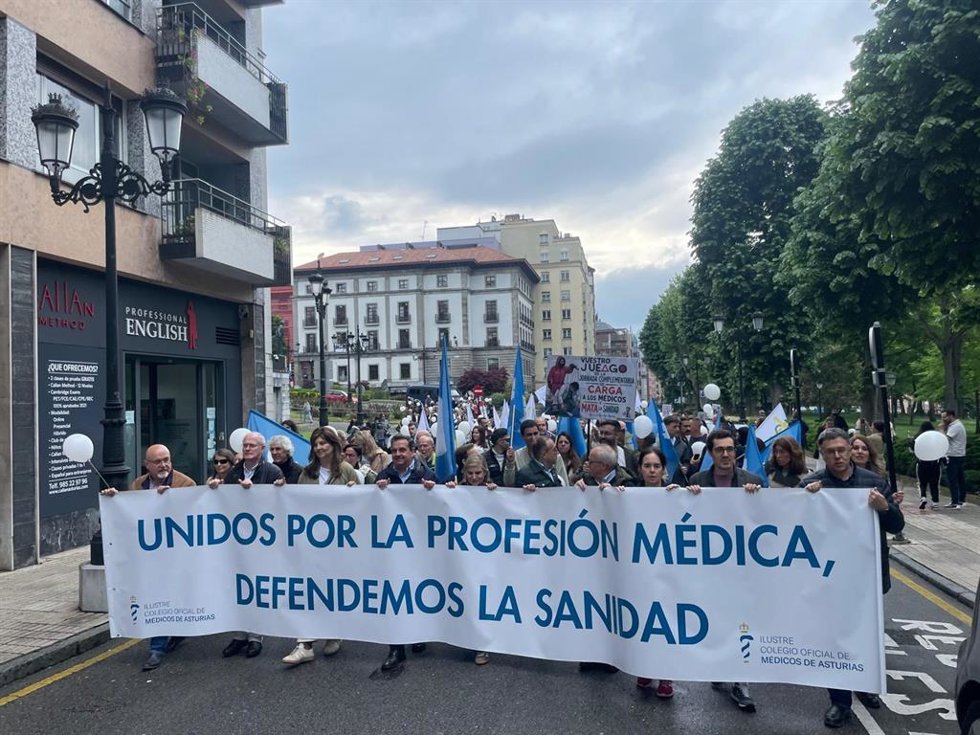 Concentración de médicos asturianos en Oviedo en defensa de la sanidad este miércoles.