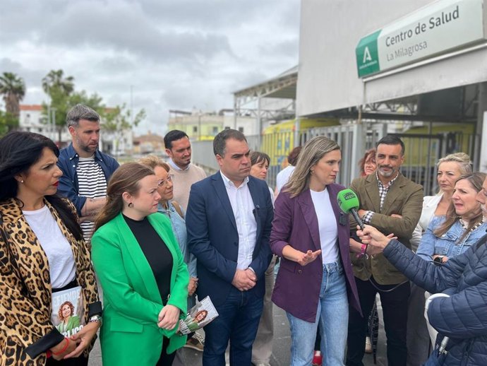 La candidata al Parlamento de Andalucía, María Márquez, junto al número uno por la provincia de Cádiz, Juan Cornejo, y el secretario general del PSOE de Jerez, José Antonio Díaz, en Jerez de la Fronterar (Cádiz)