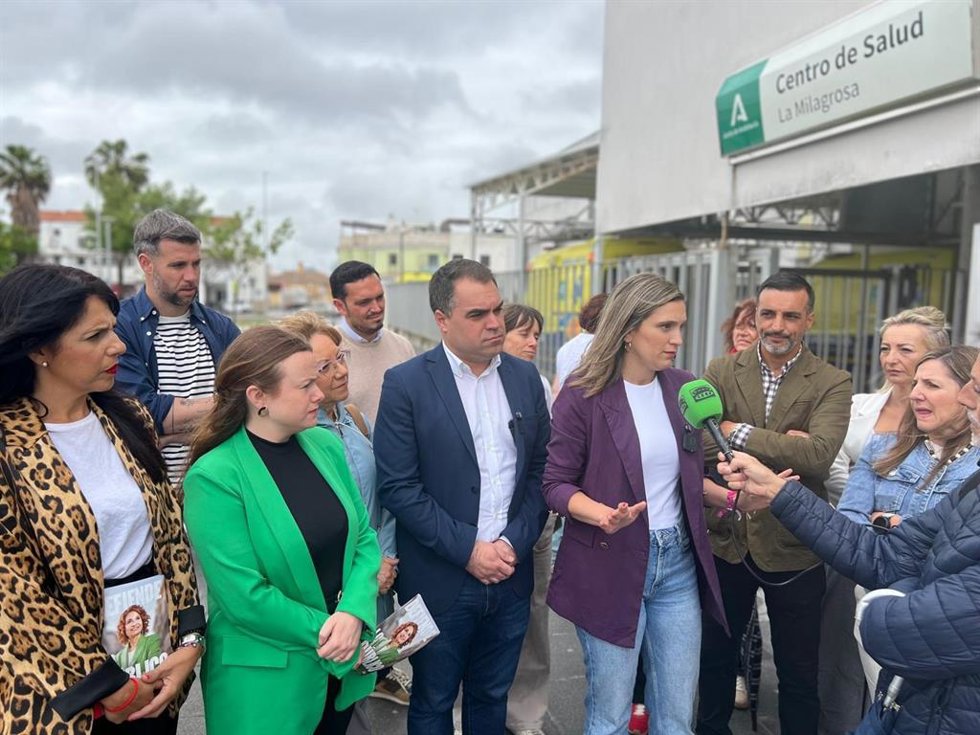 La candidata al Parlamento de Andalucía, María Márquez, junto al número uno por la provincia de Cádiz, Juan Cornejo, y el secretario general del PSOE de Jerez, José Antonio Díaz, en Jerez de la Fronterar (Cádiz)