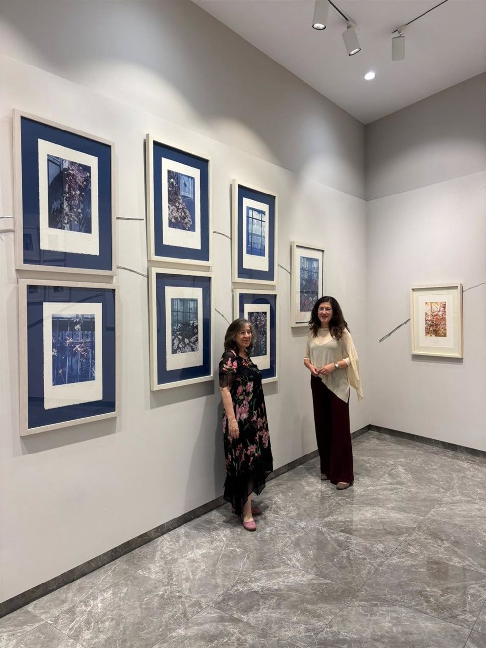 La Fundación Caja Rural del Sur acoge en Córdoba la exposición 'Trazos florales', de Gema Climent (izda.)