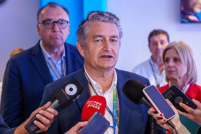 El consejero de presidencia, sanidad y emergencia, y número uno del PP por Cádiz para el 17-M, Antonio Sanz  atiende a los medios de comunicación 