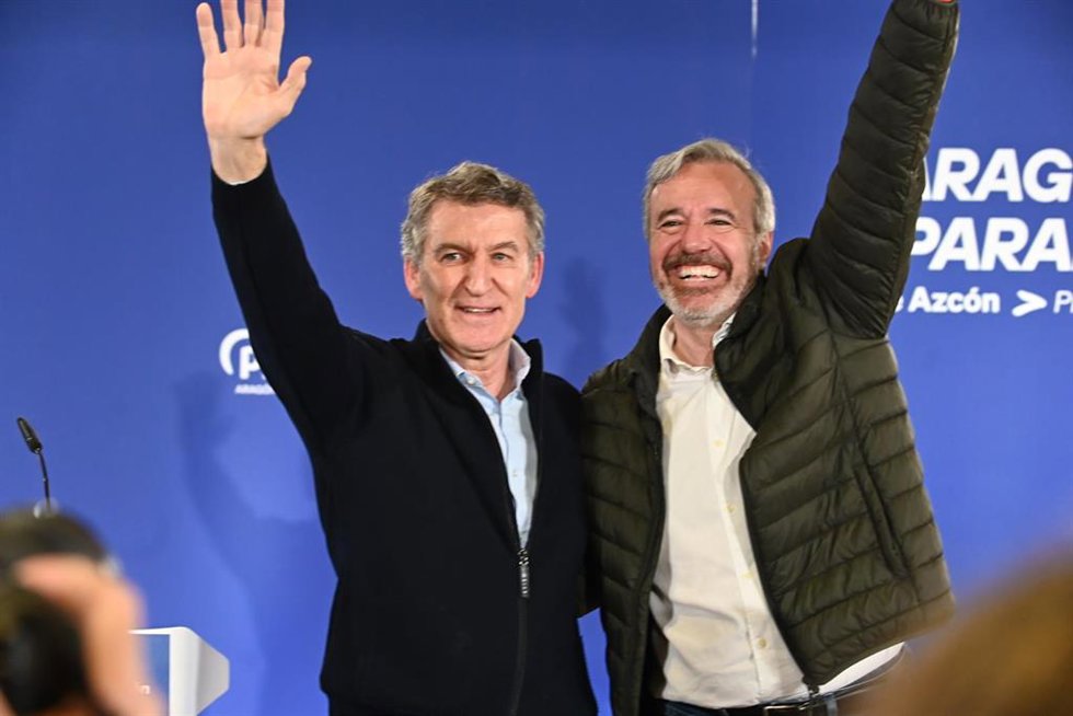 Archivo - El presidente del PP, Alberto Nuñez Feijóo (i), y el  presidente de Aragón, Jorge Azcón (d), durante un mitin del PP.