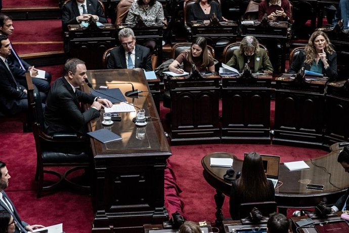 29 de abril de 2026, Caba, Buenos Aires, Argentina: MANUEL ADORNI discursa. O chefe de gabinete da Argentina, Manuel Adorni, apresenta um relatório de gestão perante o Congresso, apoiando o governo do presidente Javier Milei enquanto enfrenta perguntas e 
