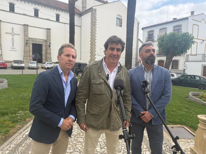 El candidato número dos de Vox por Córdoba a las Elecciones Andaluzas del 17M, Juan José Coca (centro), atiende a los medios de comunicación.