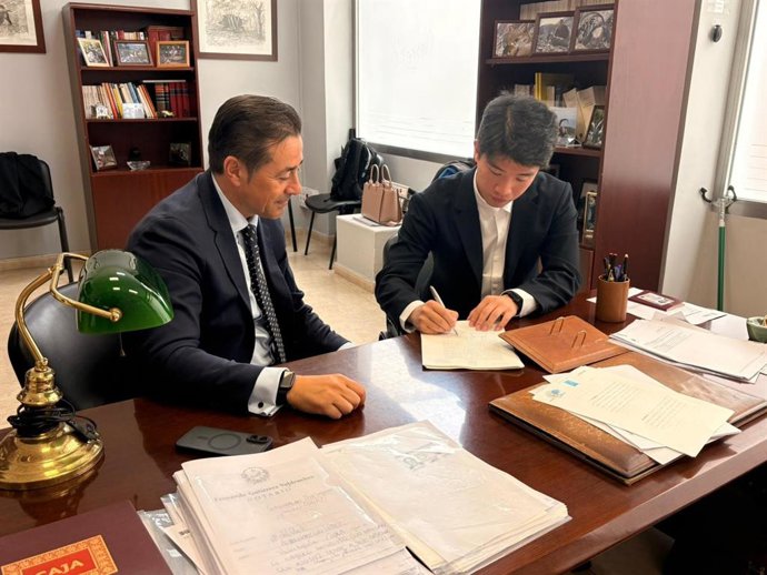 Firma de la compraventa de la parcela de 467.000 m2 en la que se instalará la fábrica de Cátodos de Hunan Yuneng en ExpacioMérida.