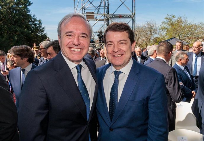 El presidente en funciones de la Junta de Castilla y León, Alfonso Fernández Mañueco, felicita a Jorge Azcón por su investidura como presidente del Gobierno de Aragón