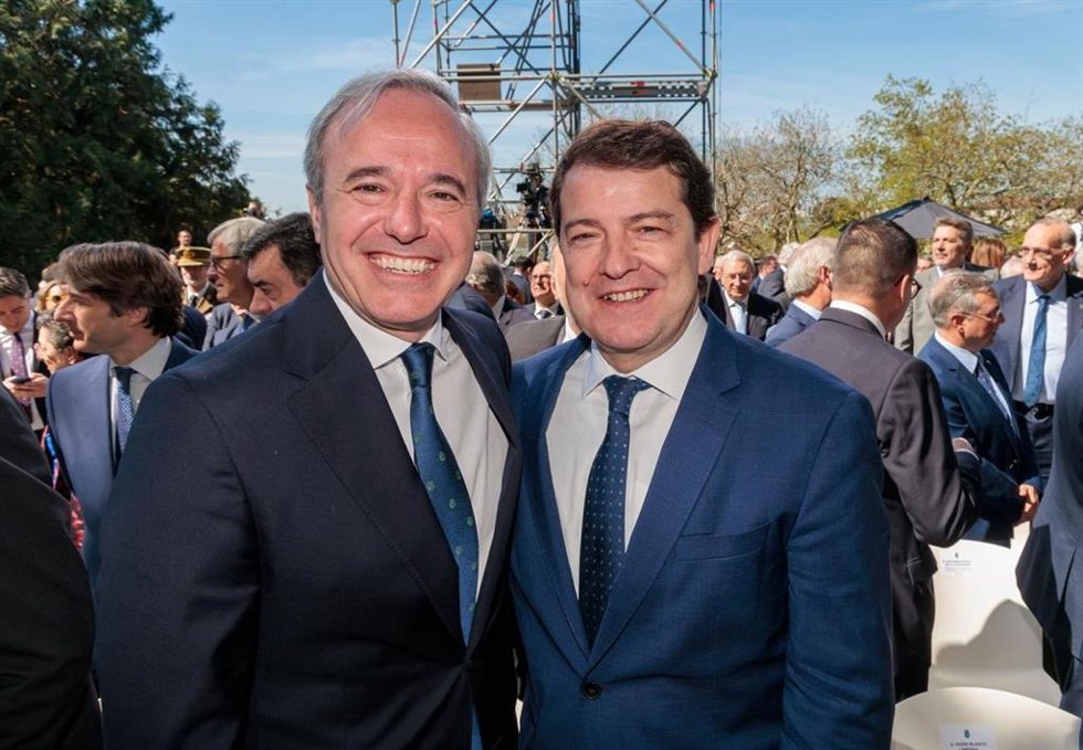 El presidente en funciones de la Junta de Castilla y León, Alfonso Fernández Mañueco, felicita a Jorge Azcón por su investidura como presidente del Gobierno de Aragón