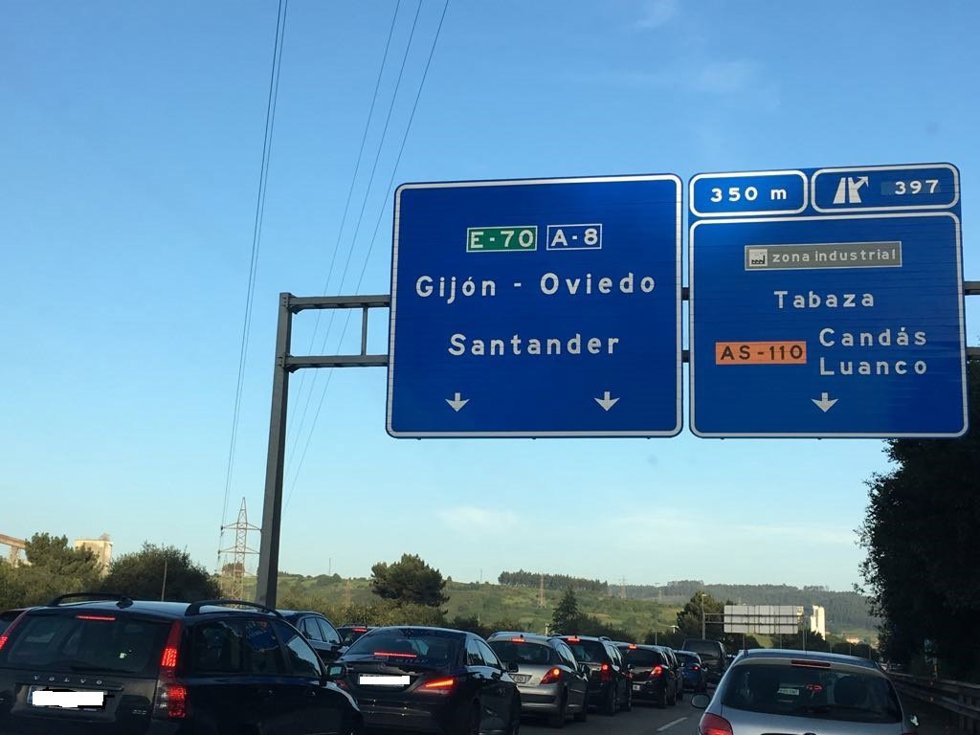 Archivo - Cartel en una autovía
