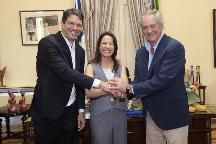 Foto de la firma del contrato de Acciona y su socio local BRK para la concesión de prestación de servicios de saneamiento en el estado de Pernambuco (Brasil).