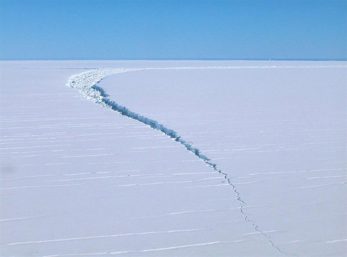 Archivo - FILED - 01 October 2019, ---: An undated photo made available on 1 October 2019 shows a crack in an iceberg of the so-called Amery Ice Shelf. An iceberg the size of urban Sydney has broken away from east Antarctica, but not due to climate change