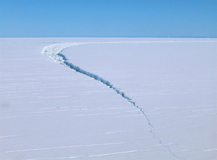 Archivo - FILED - 01 October 2019, ---: An undated photo made available on 1 October 2019 shows a crack in an iceberg of the so-called Amery Ice Shelf. An iceberg the size of urban Sydney has broken away from east Antarctica, but not due to climate change