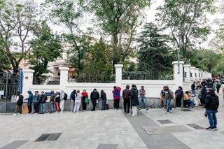 Varias personas hacen cola para conseguir el certificado de vulnerabilidad en una Oficina de Asistencia en Materia de Registro, a 22 de abril de 2026, en Madrid (España)