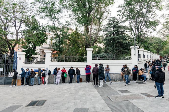 Varias personas hacen cola para conseguir el certificado de vulnerabilidad en una Oficina de Asistencia en Materia de Registro, a 22 de abril de 2026, en Madrid (España)