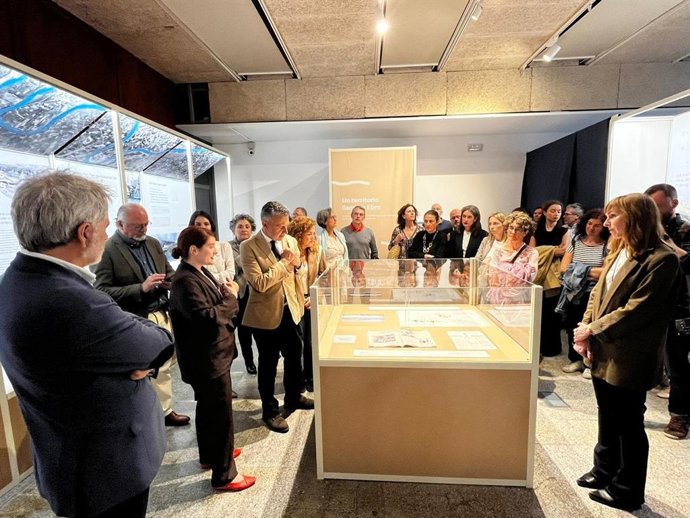 Inauguración de la exposición itinerante del Centenario de la CHE por parte del alcalde de Logroño, Conrado Escobar