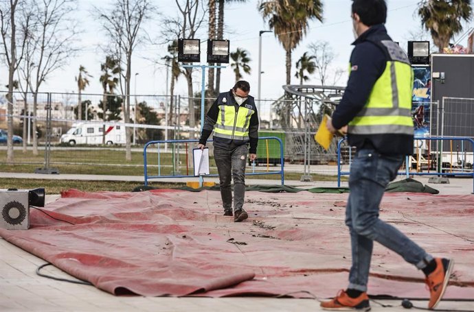 Archivo - Agentes de la policía nacional investigan la atracción hinchable. ARCHIVO. 