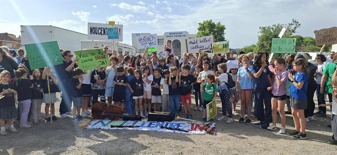 Manifestación de las familias y alumnos del Ceipieem Son Serra por la construcción de un nuevo edificio.