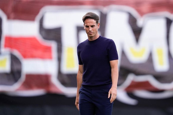 Inigo Perez, head coach of Rayo Vallecano, looks on during the UEFA Conference League 2025/26 Quarter-finals First Leg match between Rayo Vallecano and AEK Athens FC at Estadio de Vallecas on April 09, 2026, in Madrid, Spain.