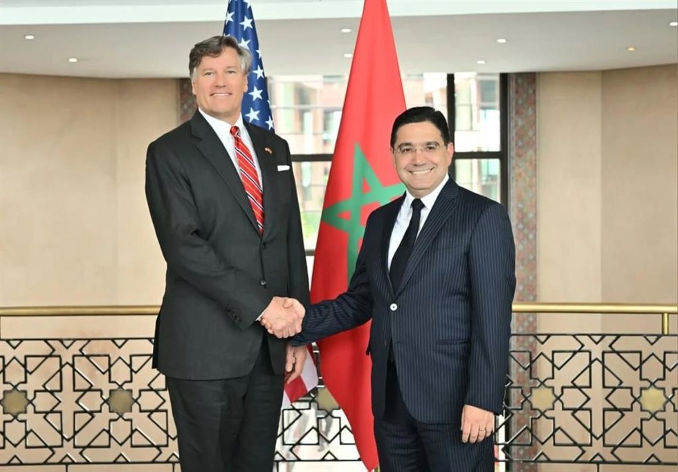 El subsecretario de Estado de Estados Unidos, Christopher Landau, junto con el ministro de Exteriores marroquí, Naser Burita