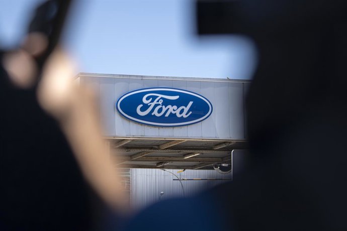 Archivo - Logo de Ford en la entrada de la fábrica, a 22 de junio de 2022, en Almussafes, Valencia, Comunidad Valenciana, (España). La dirección de Ford ha adjudicado finalmente a la fábrica valenciana de Almussafes la producción en Europa de la nueva pla