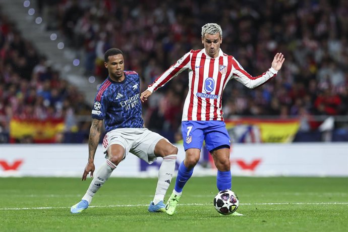 Gabriel, do Arsenal FC, e Antoine Griezmann, do Atlético de Madrid, em ação durante a partida de ida das semifinais da Liga dos Campeões da UEFA 2025/26 entre o Atlético de Madrid e o Arsenal FC no Riyadh Air Metropolitano, em 29 de abril de 2026, em Madr