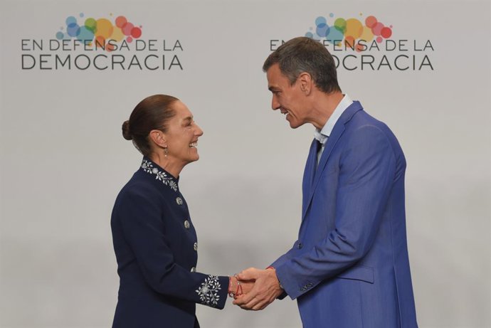 La presidenta de México, Claudia Sheinbaum (i), y el presidente del Gobierno, Pedro Sánchez (d), durante la IV Reunión en Defensa de la Democracia, a 18 de abril de 2026, en Barcelona, Catalunya (España). Se trata de uno de los tres grandes eventos progre