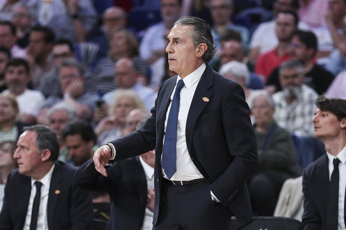 Sergio Scariolo, técnico do Real Madrid, gesticula durante a partida da 38ª rodada da temporada regular da EuroLiga da Turkish Airlines entre o Real Madrid e o Crvena Zvezda Meridianbet Belgrado, na Movistar Arena, em 16 de abril de 2026, em Madri, Espanh