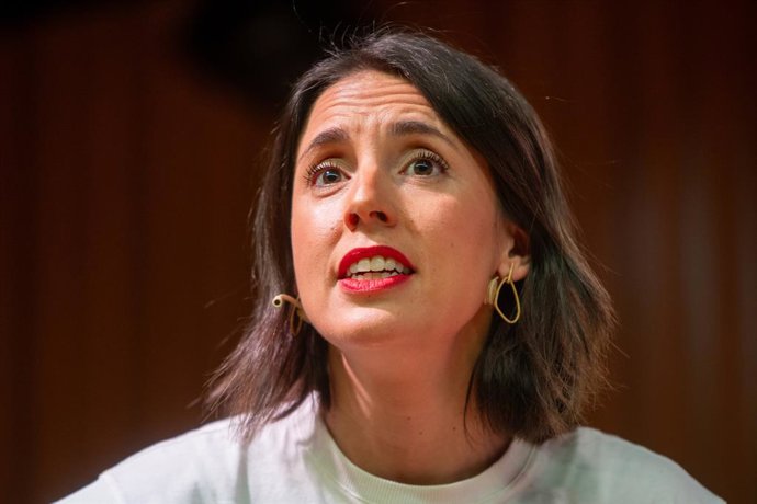 La secretaria política de Podemos y eurodiputada, Irene Montero, durante el diálogo 'Què s'ha de fer?', a 9 de abril de 2026, en Barcelona, Catalunya (España). El diálogo, celebrado en la Universitat Pompeu Fabra, se enmarca en una serie de actos para deb