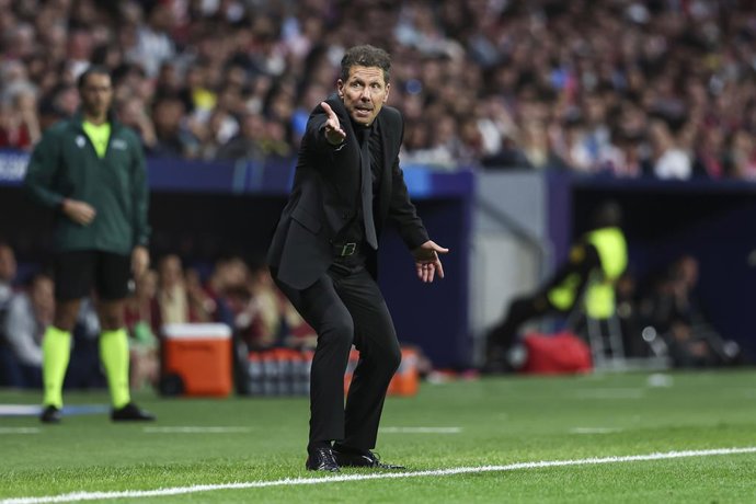 Diego Pablo Simeone, técnico do Atlético de Madrid, gesticula durante a partida de ida das semifinais da Liga dos Campeões da UEFA 2025/26 entre o Atlético de Madrid e o Arsenal FC, no Riyadh Air Metropolitano, em 29 de abril de 2026, em Madri, Espanha.