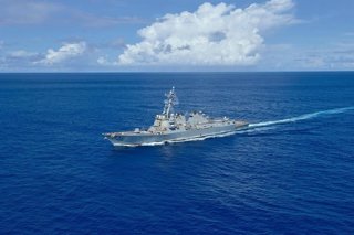 El destructor de la Armada estadounidense USS Mason en aguas de Oriente Próximo, donde el Mando Central de las Fuerzas Armadas de Estados Unidos está ejecutando un bloqueo naval contra puertos y costas de Irán
