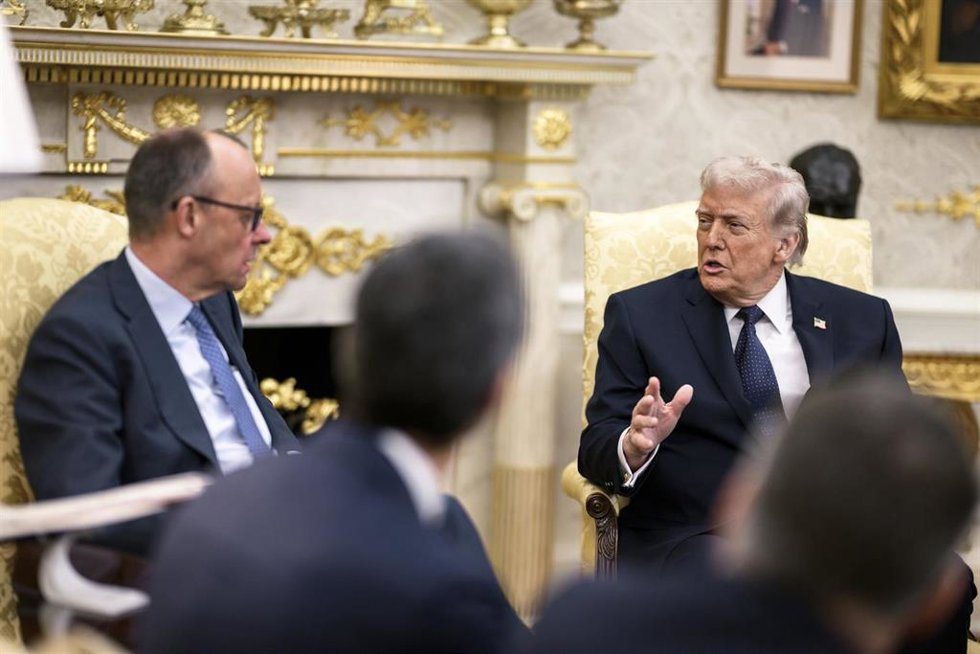 Archivo - El presidente de Estados Unidos, Donald Trump, junto al canciller de Alemania, Friedrich Merz, en una imagen de archivo