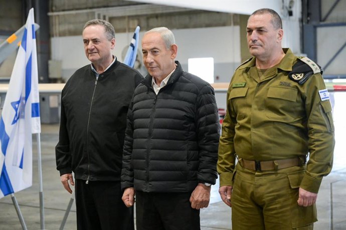 Archivo - March 3, 2026, Palmachim Airbase, Israel: Israeli Prime Minister BENJAMIN NETANYAHU (C) visits the Palmachim Airbase accompanied by Minister of Defense ISRAEL KATZ (L) and IDF Chief of Staff Lt. Gen. EYAL ZAMIR (R). The Prime Minister received a