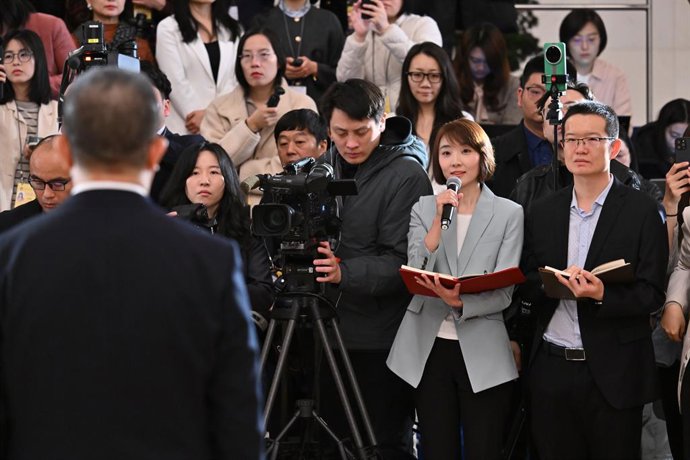 Archivo - BEIJING, March 9, 2026  -- A journalist asks a question during a group interview ahead of the second plenary meeting of the fourth session of the 14th National People's Congress (NPC) at the Great Hall of the People in Beijing, capital of China,