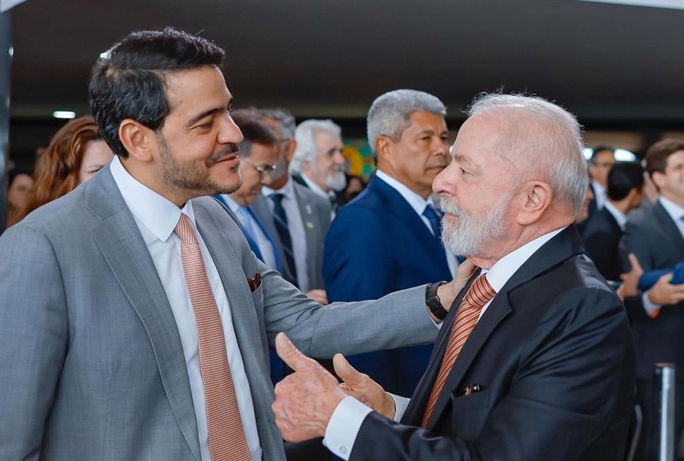 Archivo - El jefe de la Avogacía General de la Unión de Brasil, Jorge Messias (izquierda), junto al presidente brasileño, Luiz Inácio Lula da Silva (derecha)