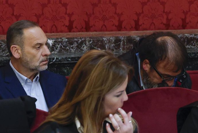 El exministro José Luis Ábalos (i) y su exasesor Koldo García (d) en el banquillo de los acusados durante el juicio por el 'caso mascarillas' en el Tribunal Supremo, a 7 de abril de 2026, en Madrid (España).