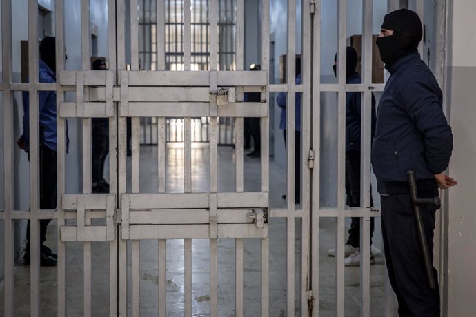 Archivo - February 14, 2025, Hasaka, Syria: Guards in balaclavas stand outside cells in Panorama prison in southeast Syria, where men accused of affiliation to the so-called Islamic State have been locked up for years. Authorities say some 4,500 people of