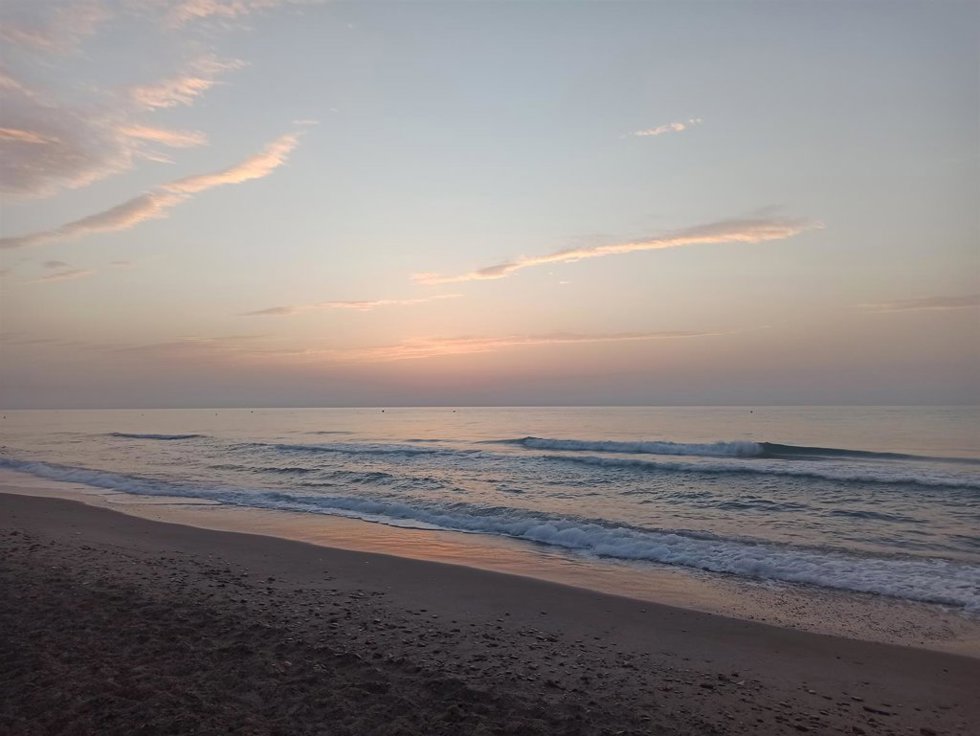 Archivo - Amanecer en la playa de Canet