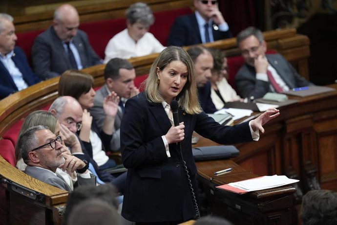 La consellera de Derechos Sociales, Mónica Martínez Bravo, durante una sesión plenaria en el Parlament de Catalunya, a 29 de abril de 2026, en Barcelona, Catalunya (España).