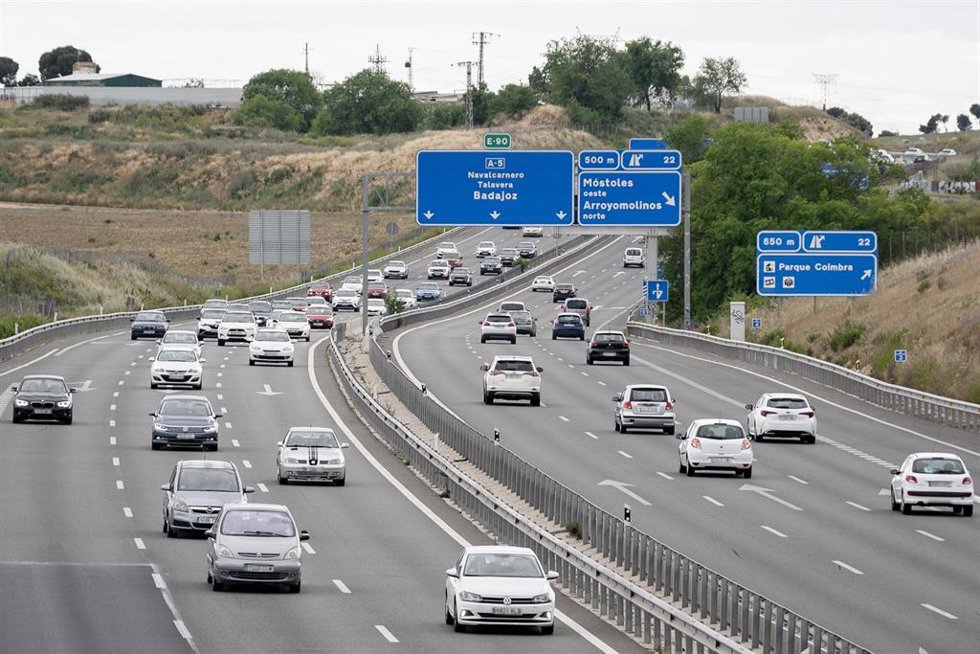 Archivo - Tráfico en la autovía A-5 por la operación retorno del puente de mayo, a 5 de mayo de 2024, en Madrid (España). La operación salida del puente de mayo comenzó el pasado martes, 30 de abril y finaliza hoy, 5 de mayo. La Dirección General de Tráfi