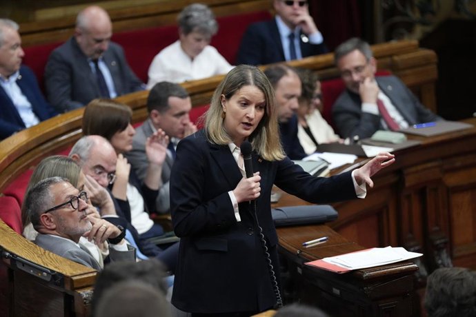 La consellera de Drets Socials, Mónica Martínez Bravo, durant una sessió plenària en el Parlament de Catalunya, a 29 d'abril de 2026, a Barcelona, Catalunya (Espanya).