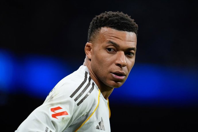 Archivo - Arquivo - Kylian Mbappé, do Real Madrid CF, observa durante a partida de futebol da LaLiga EA Sports, disputada entre o Real Madrid e o Rayo Vallecano no estádio Santiago Bernabéu, em 1º de fevereiro de 2026, em Madri, Espanha.