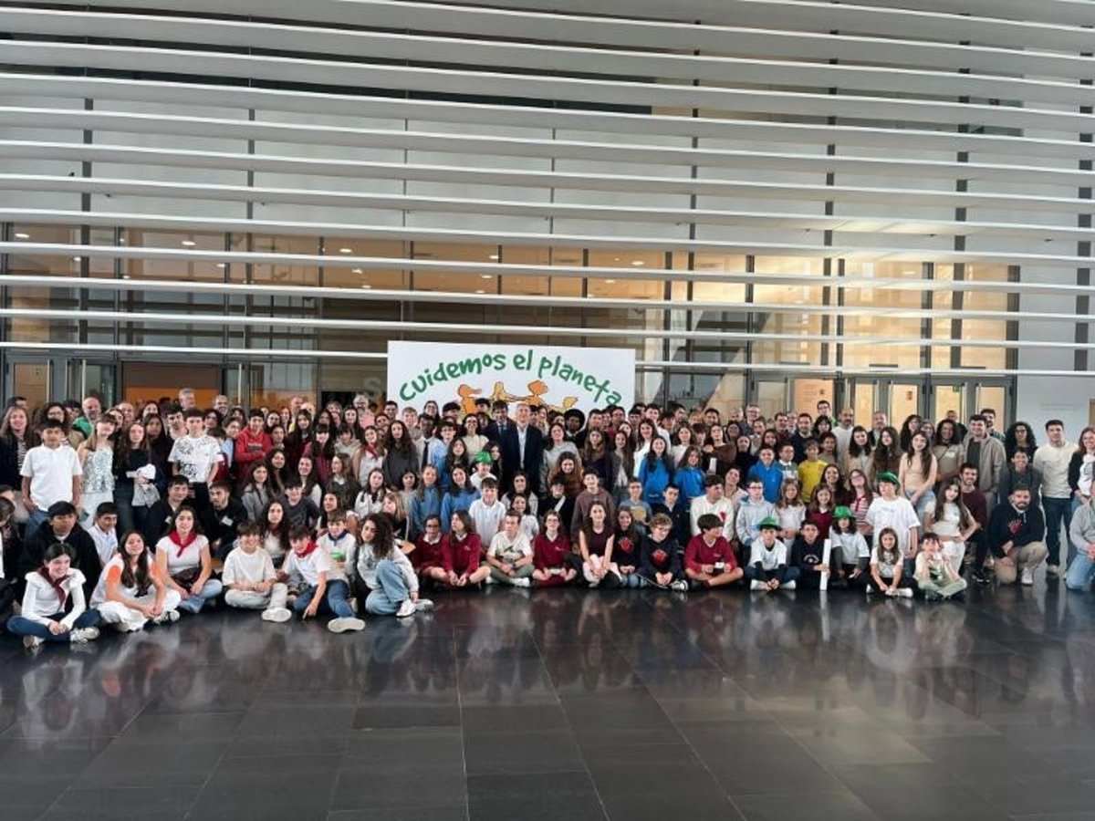 Más de 200 escolares y docentes comparten sus propuestas para impulsar la sostenibilidad en XIII Conferencia Ambiental